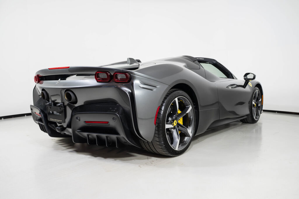 Used 2022 Ferrari SF90 Spider image 12