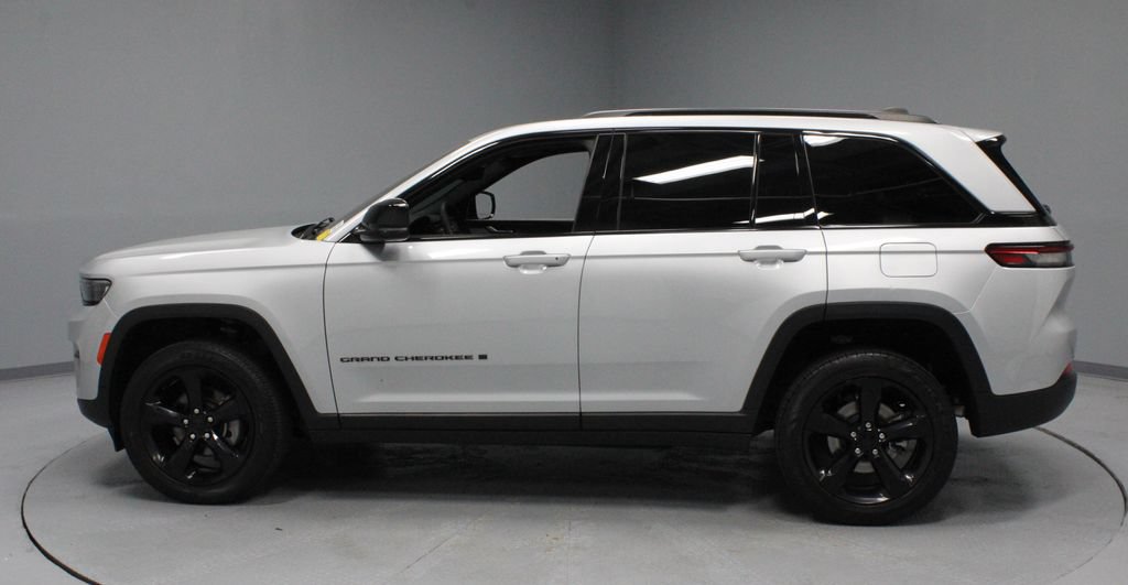 Used 2023 Jeep Grand Cherokee Altitude AWD/4WD image 7