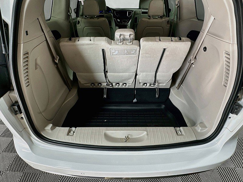 Used 2019 Chrysler Pacifica Touring-L Plus w/ Advanced Safetytec Group FWD image 28