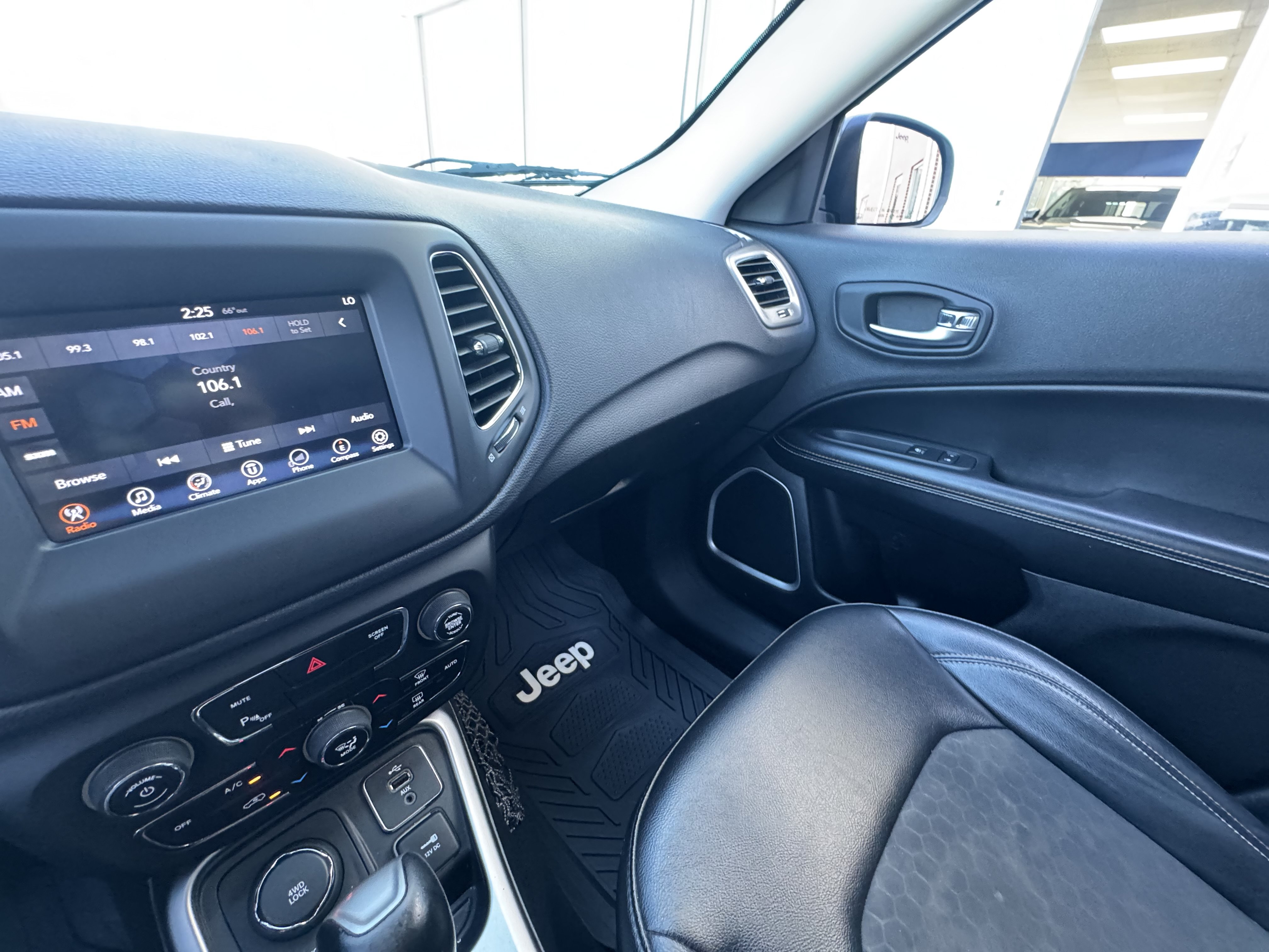 Used 2017 Jeep Compass Latitude w/ Popular Equipment Group AWD/4WD image 16