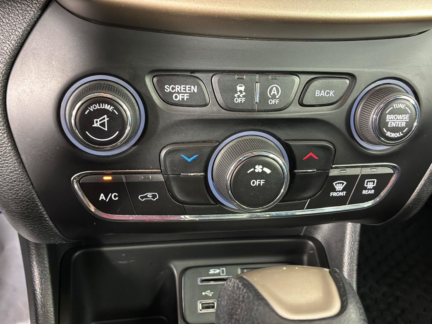 Used 2015 Jeep Cherokee Latitude w/ Cold Weather Group FWD image 33