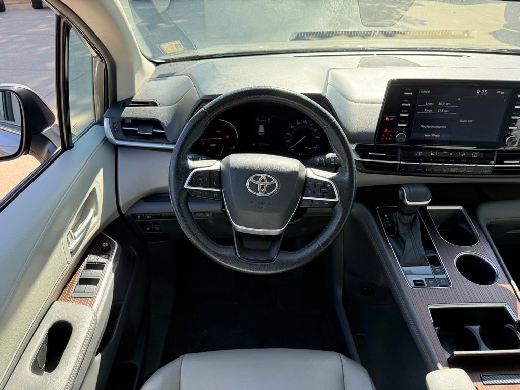 Used 2022 Toyota Sienna XLE AWD/4WD image 2