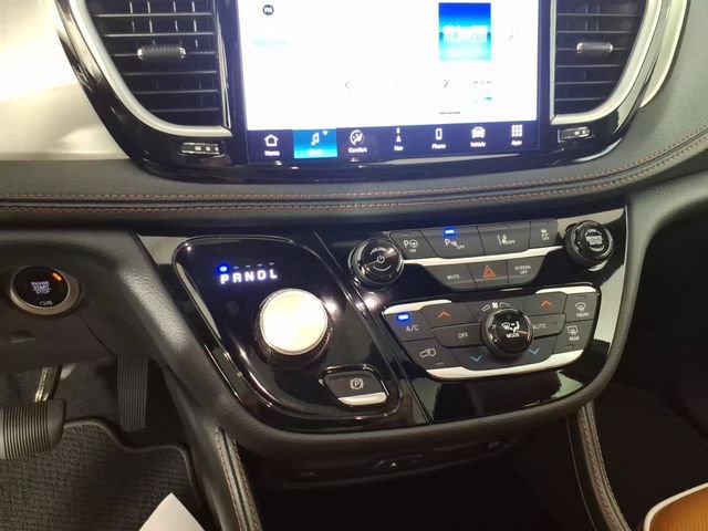 Used 2024 Chrysler Pacifica Pinnacle FWD image 24
