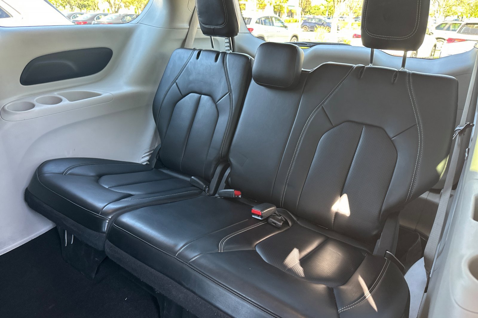 Used 2023 Chrysler Pacifica Touring-L image 15