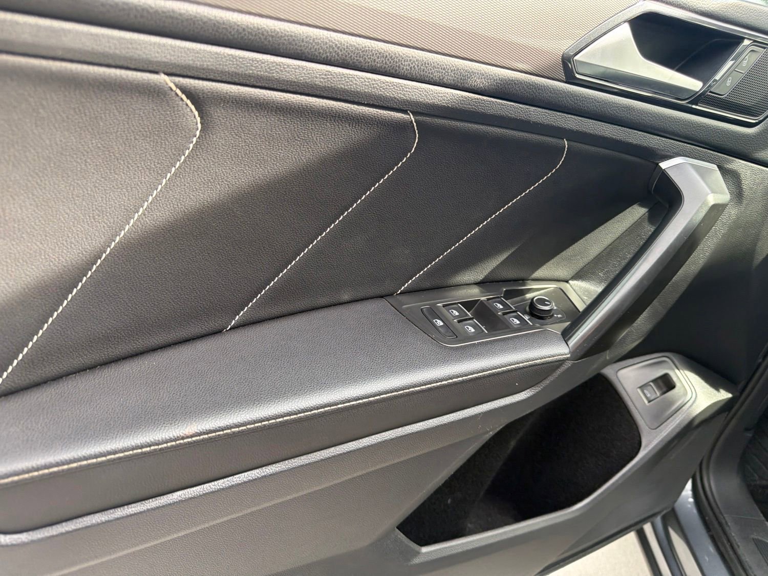 Used 2022 Volkswagen Tiguan SE w/ Panoramic Sunroof Package FWD image 14