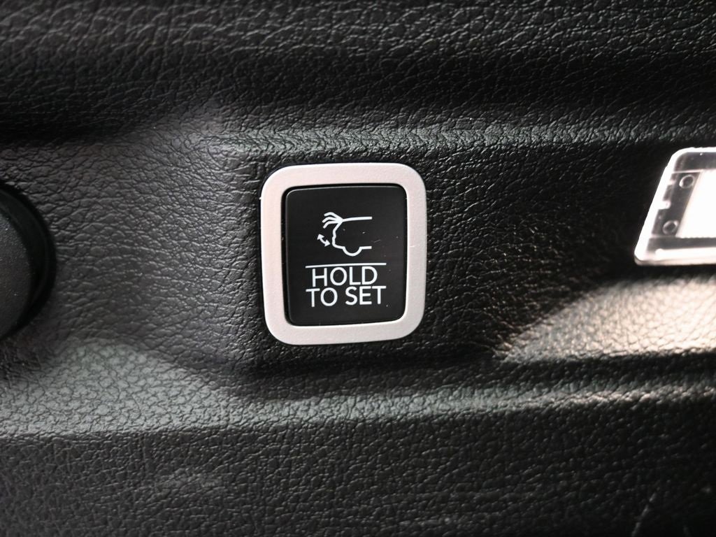 Used 2024 Jeep Grand Cherokee L Laredo image 16