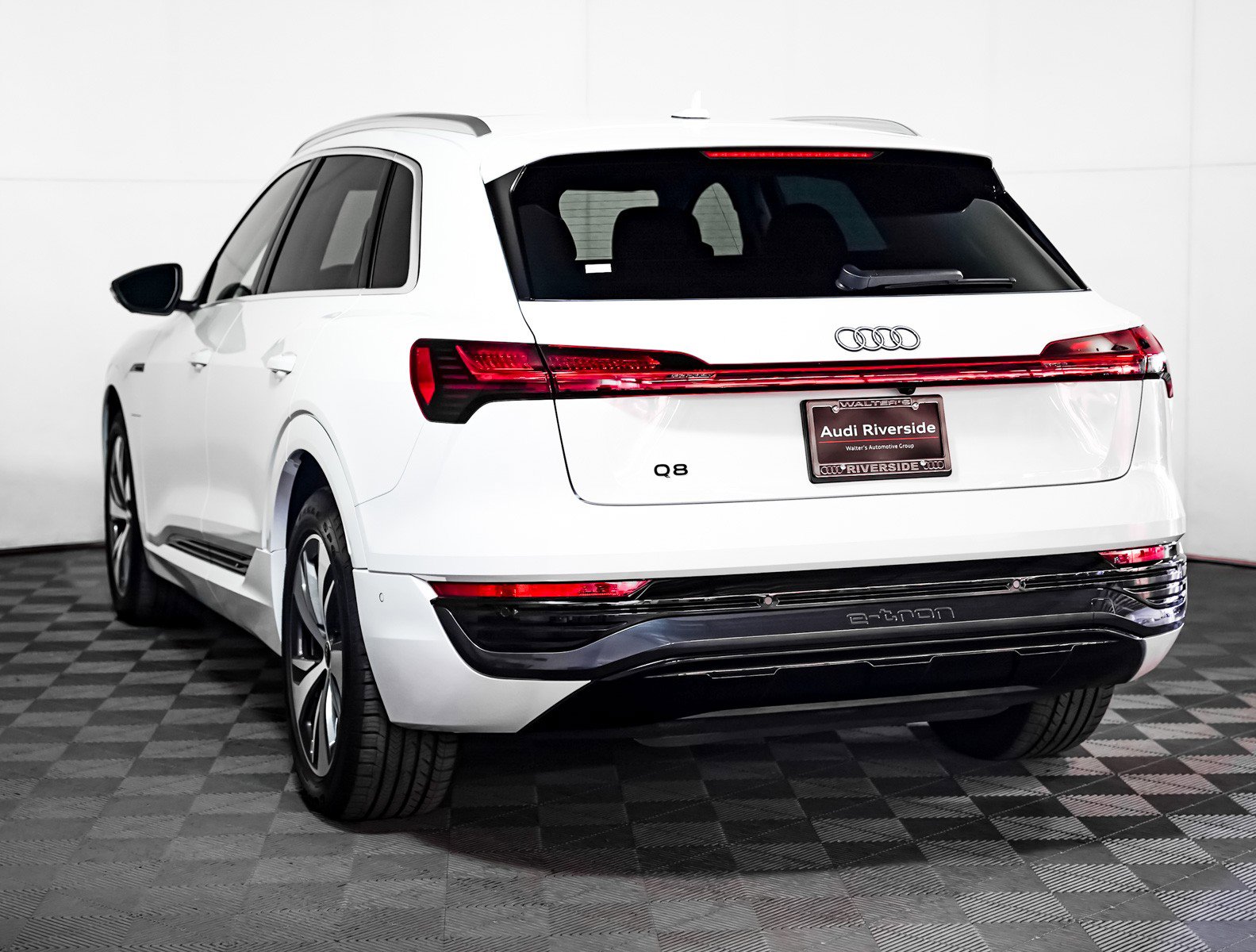 Used 2024 Audi Q8 e-tron Premium Plus image 2