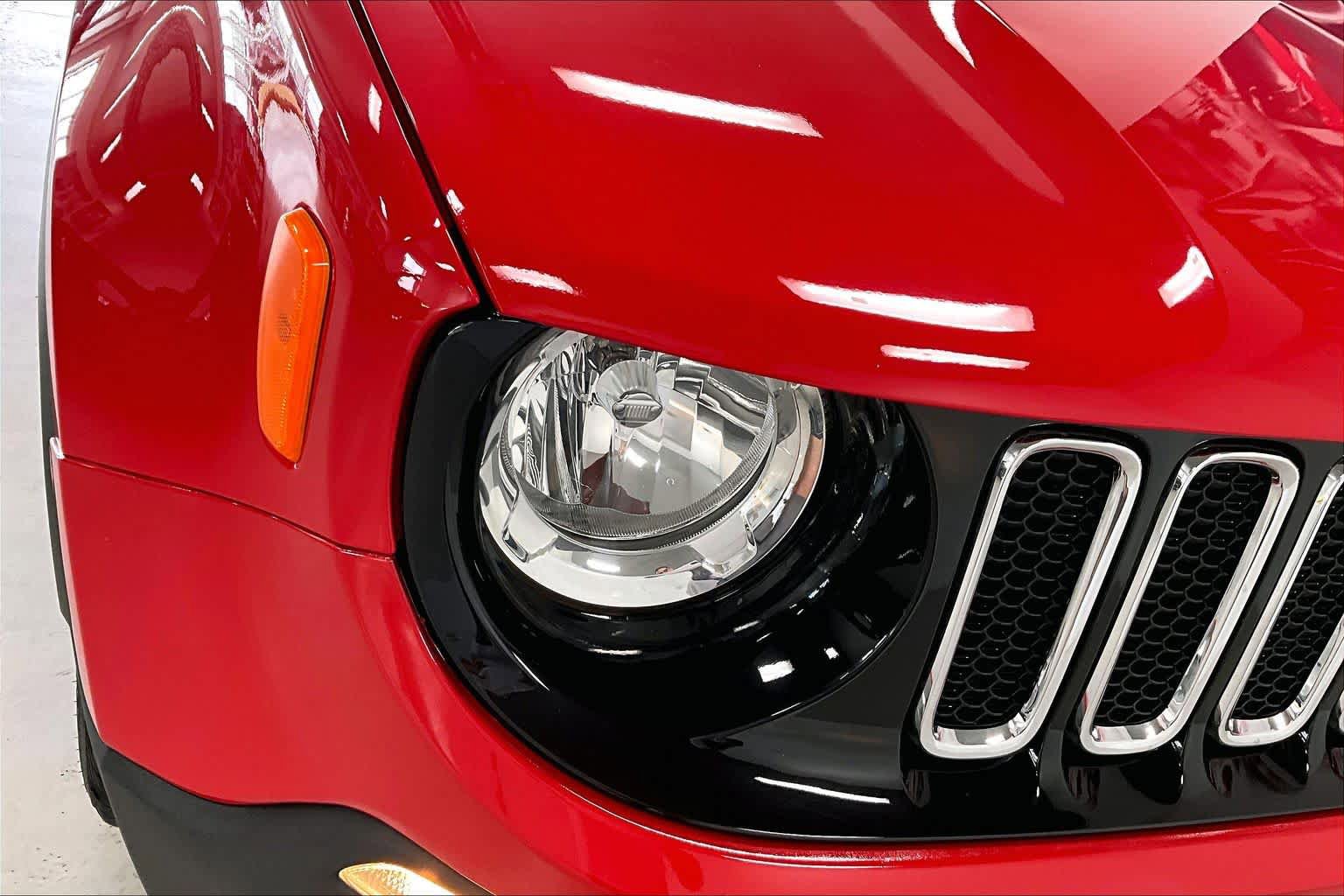 Used 2018 Jeep Renegade Latitude w/ Cold Weather Group AWD/4WD image 28