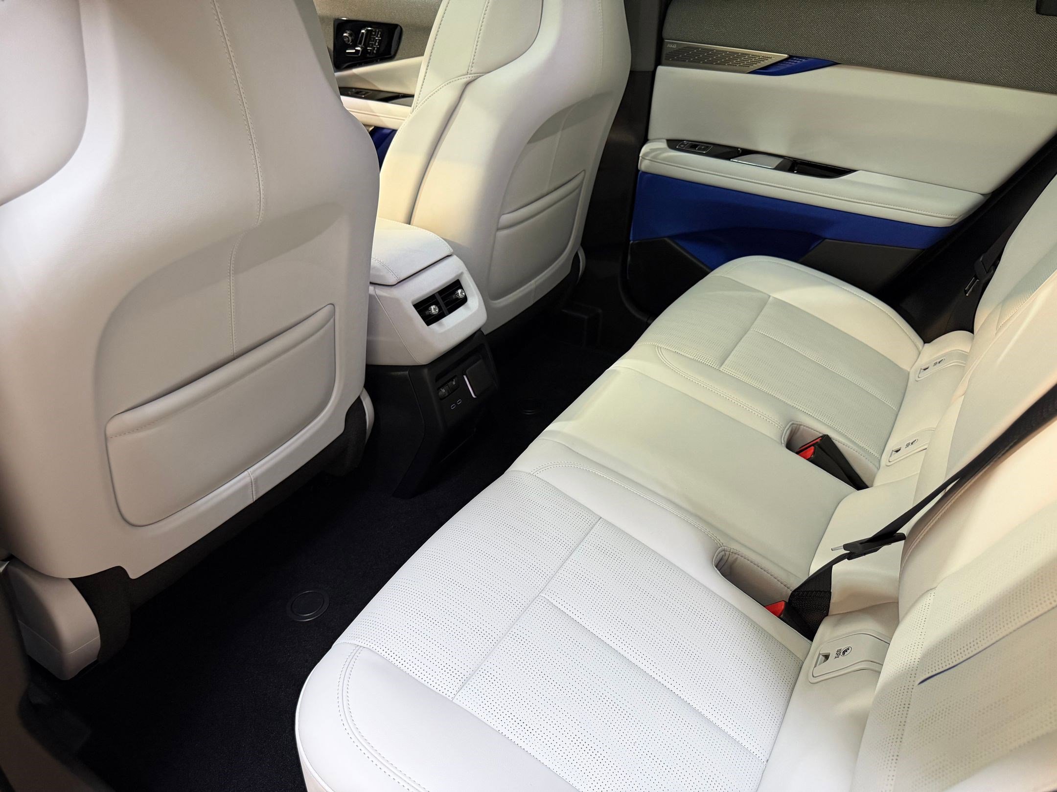 New 2025 Cadillac Optiq Sport 2 w/ LPO, Floor Liner Package image 40