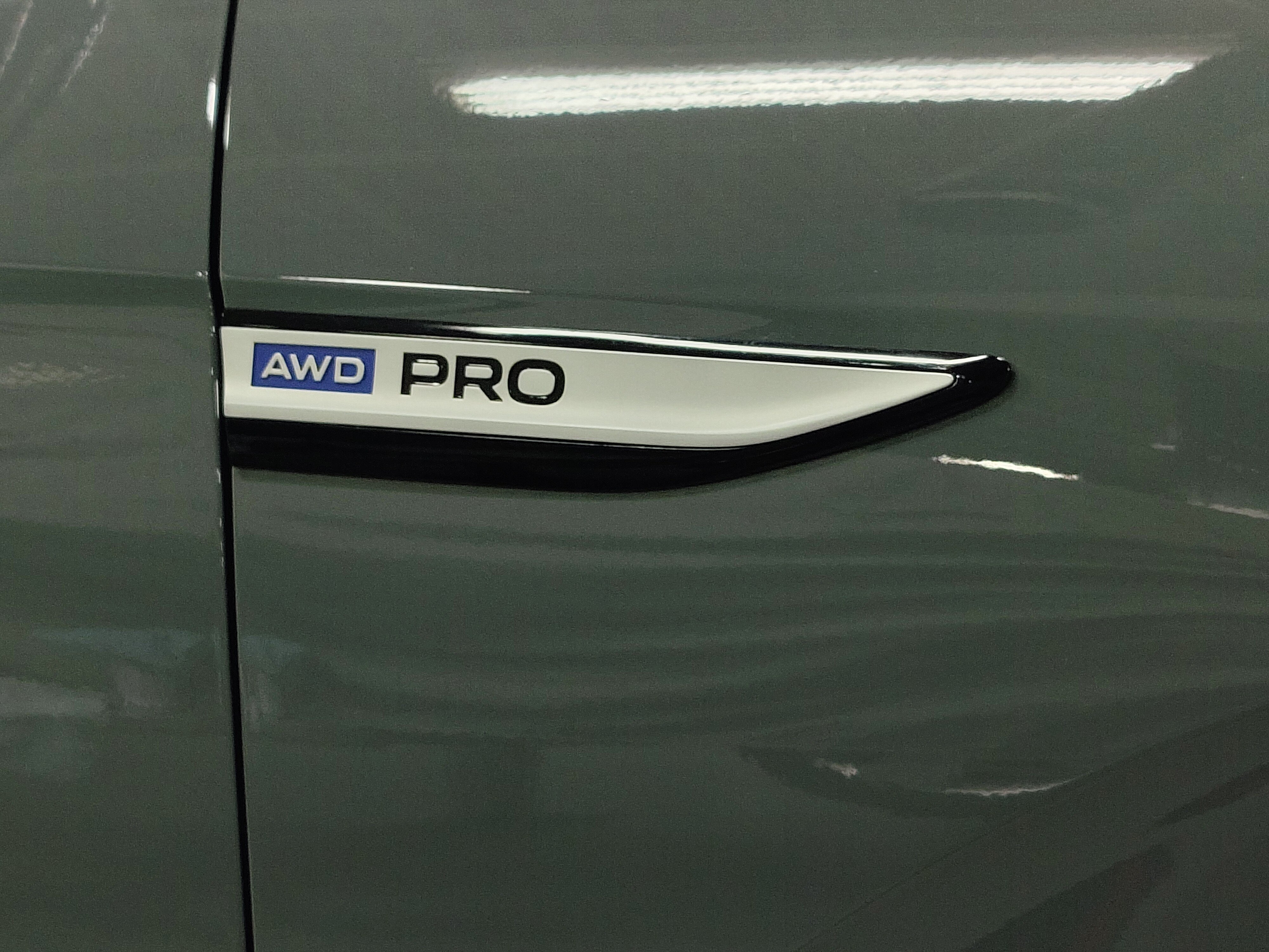 Used 2025 Volkswagen ID.4 Pro AWD/4WD image 4