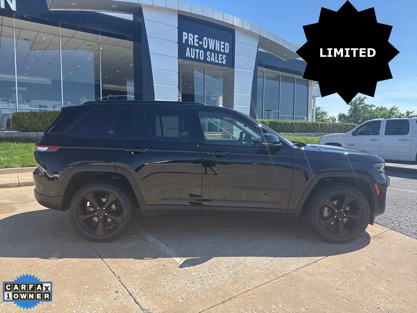 Used 2023 Jeep Grand Cherokee Limited w/ Black Appearance Package AWD/4WD image 2