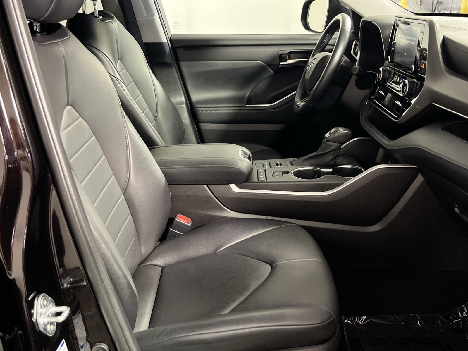 Used 2021 Toyota Highlander XLE AWD/4WD image 28