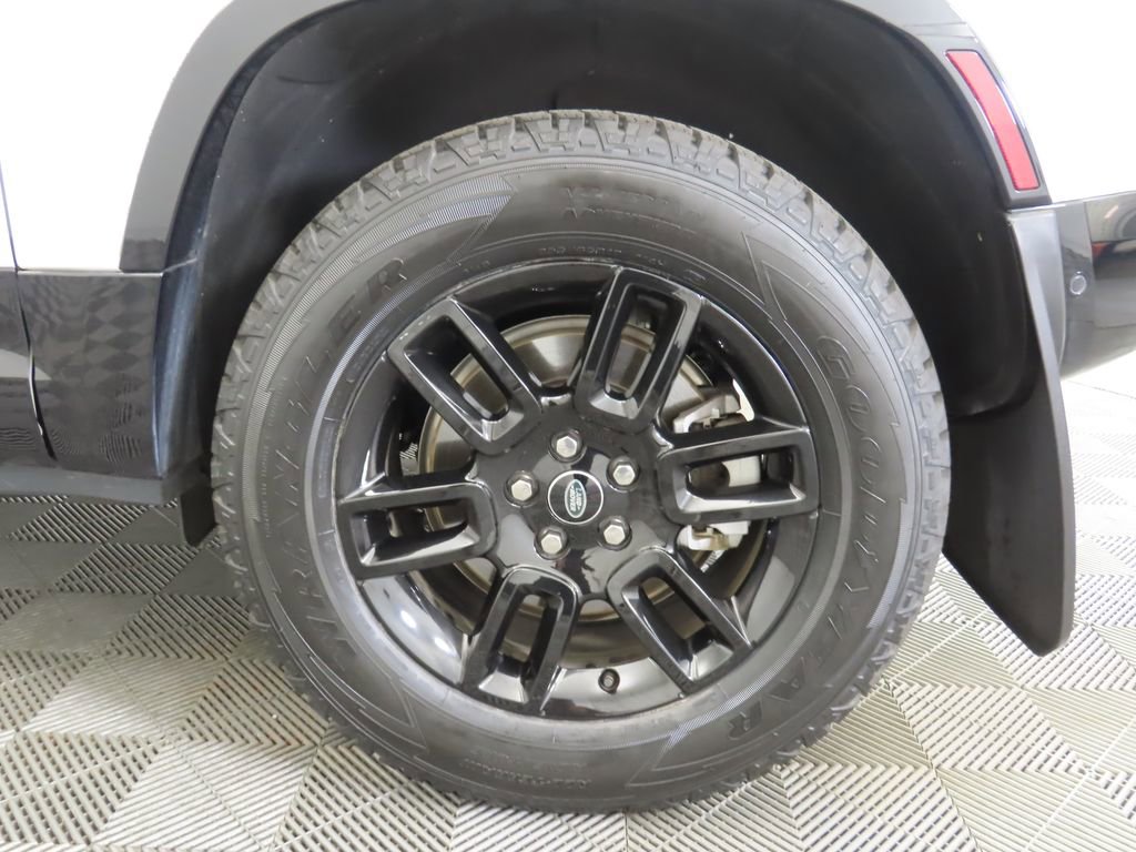 Certified 2023 Land Rover Defender 90 X-Dynamic SE image 28