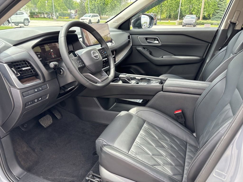 Used 2025 Nissan Rogue Platinum w/ Tech Package FWD image 7