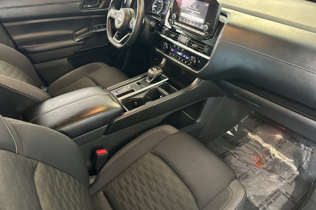 Used 2024 Nissan Pathfinder SV FWD image 19