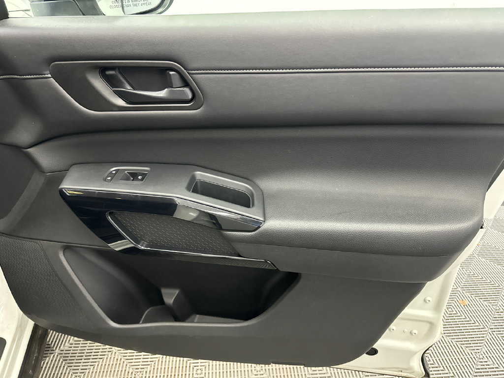Used 2024 Nissan Pathfinder SV AWD/4WD image 15