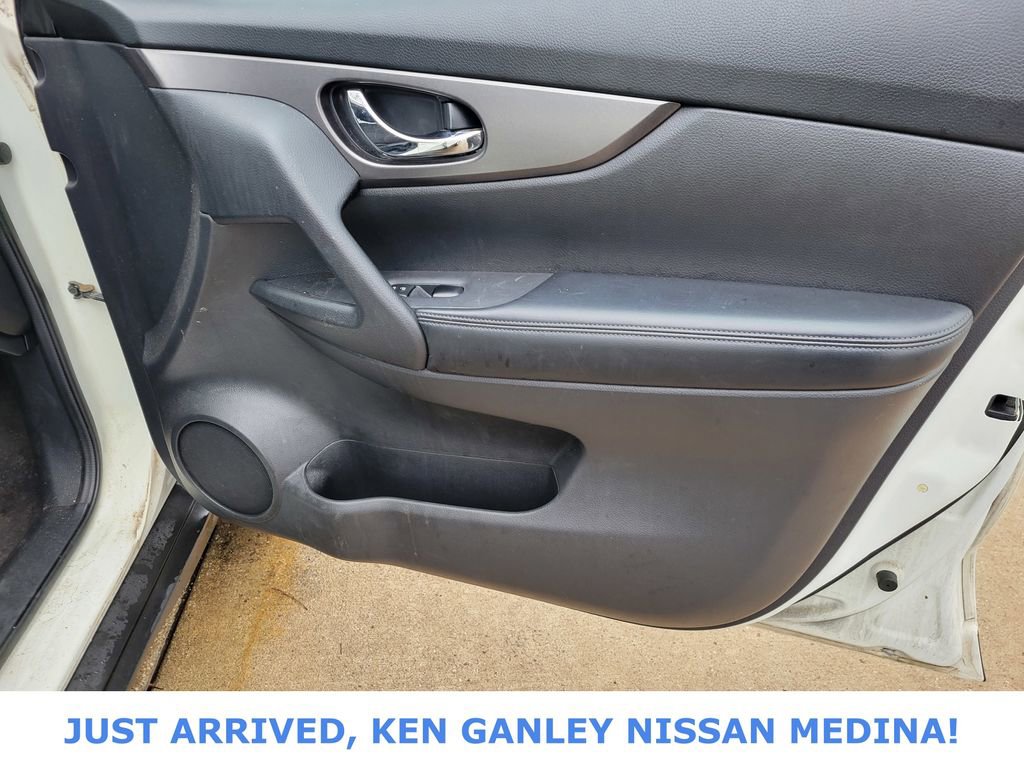 Used 2016 Nissan Rogue SV image 21