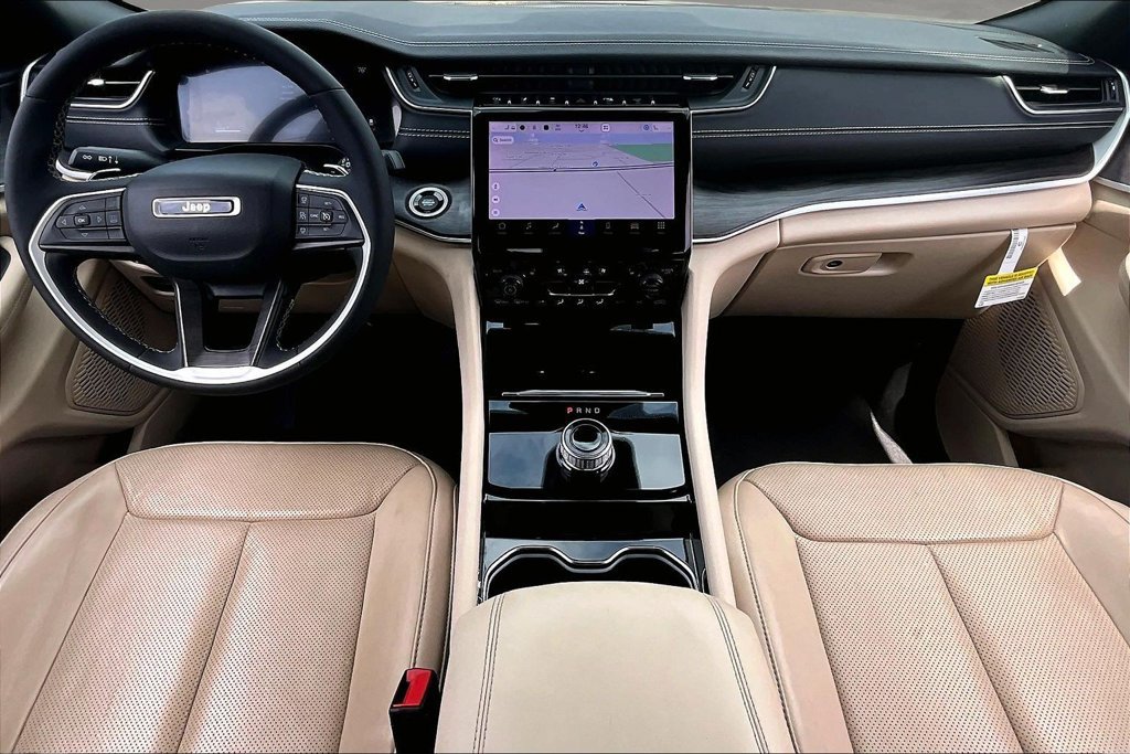 Used 2023 Jeep Grand Cherokee Limited w/ Luxury Tech Group II RWD image 7
