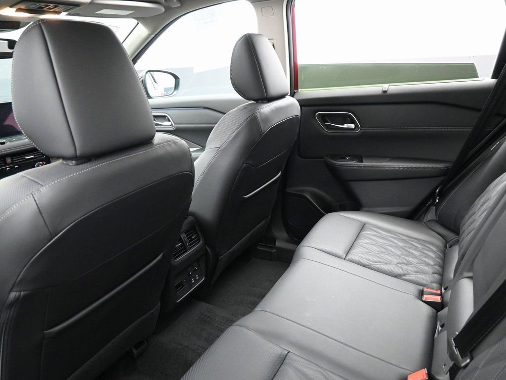 Used 2025 Nissan Rogue Platinum w/ Platinum Premium Package image 30