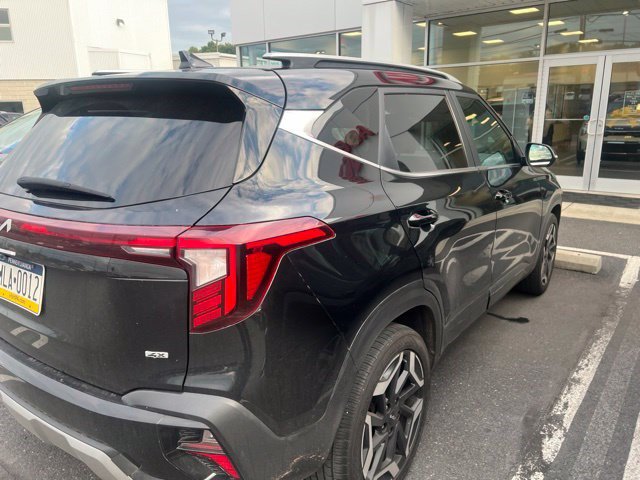 Used 2024 Kia Seltos SX w/ SX Sunroof Package AWD/4WD image 2
