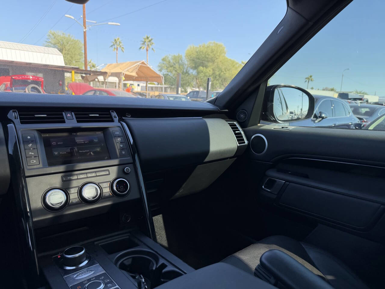 Used 2017 Land Rover Discovery SE image 21