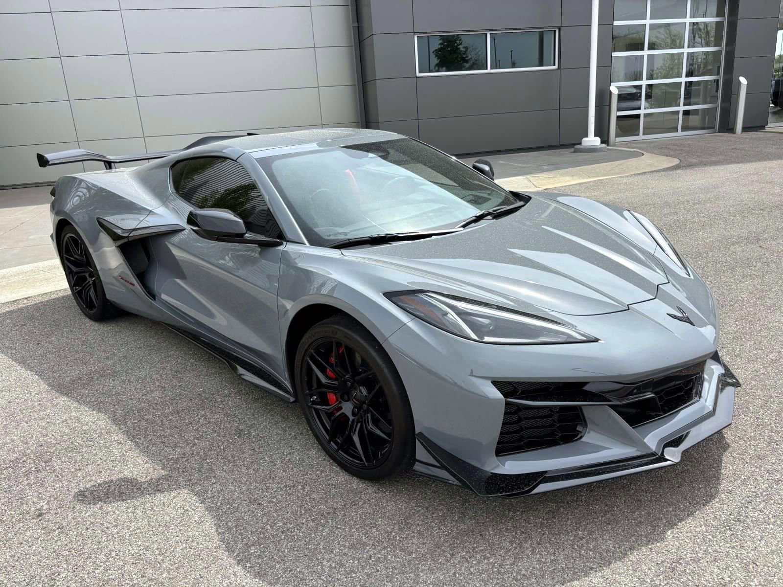 Used 2024 Chevrolet Corvette Z06 w/ Z07 Performance Package RWD image 3