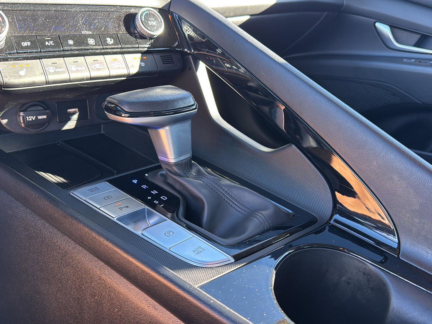 Used 2024 Hyundai Elantra Limited image 26