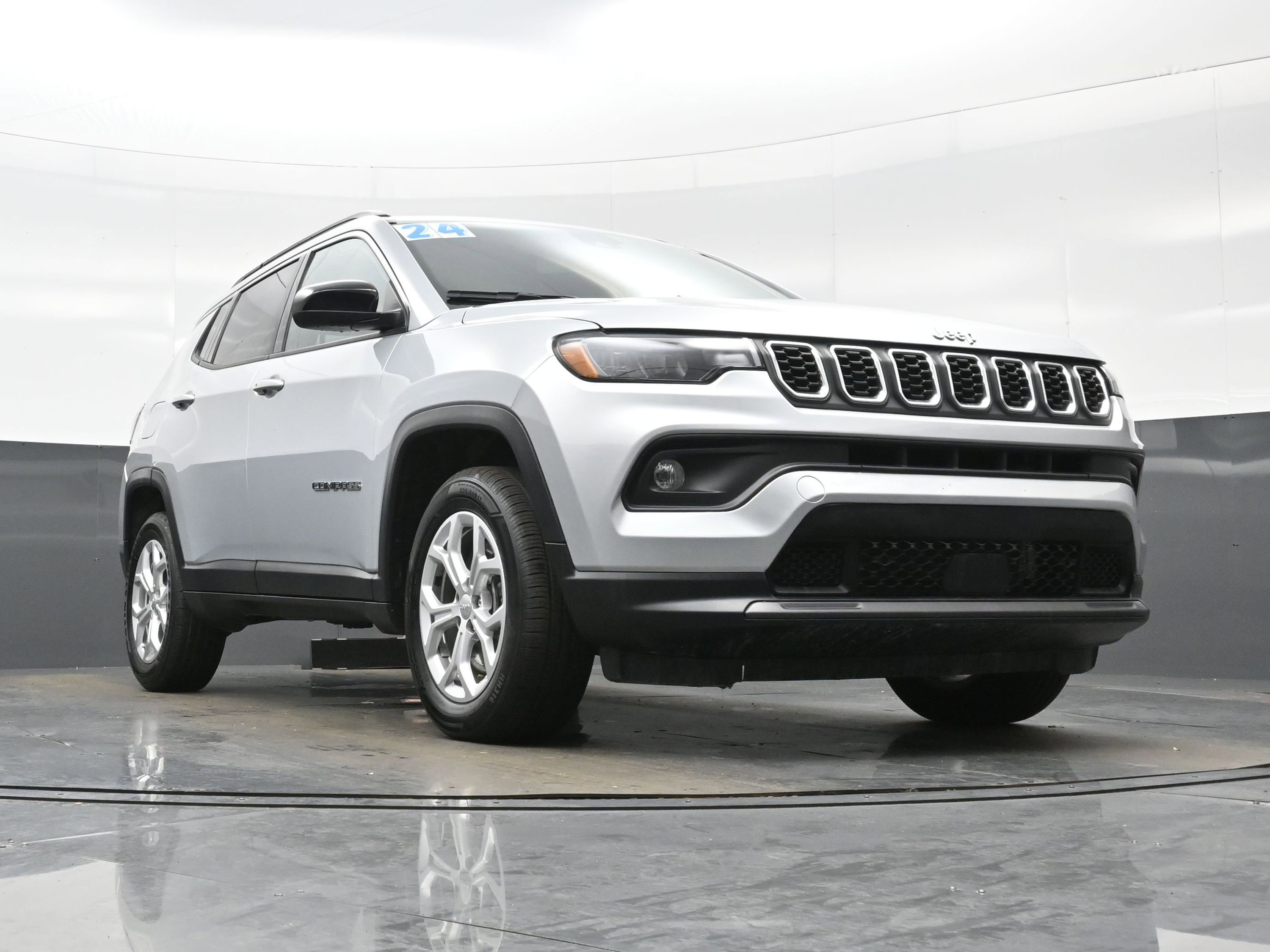 Used 2024 Jeep Compass Latitude AWD/4WD image 30