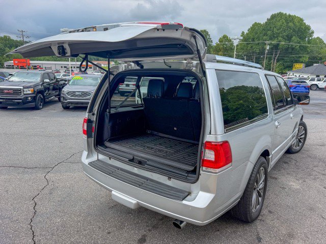 Used 2017 Lincoln Navigator L Select RWD image 19