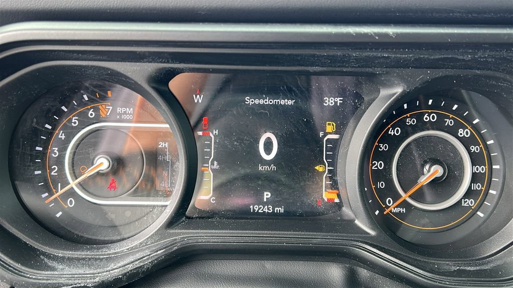 Used 2024 Jeep Gladiator Mojave w/ Technology Group image 15