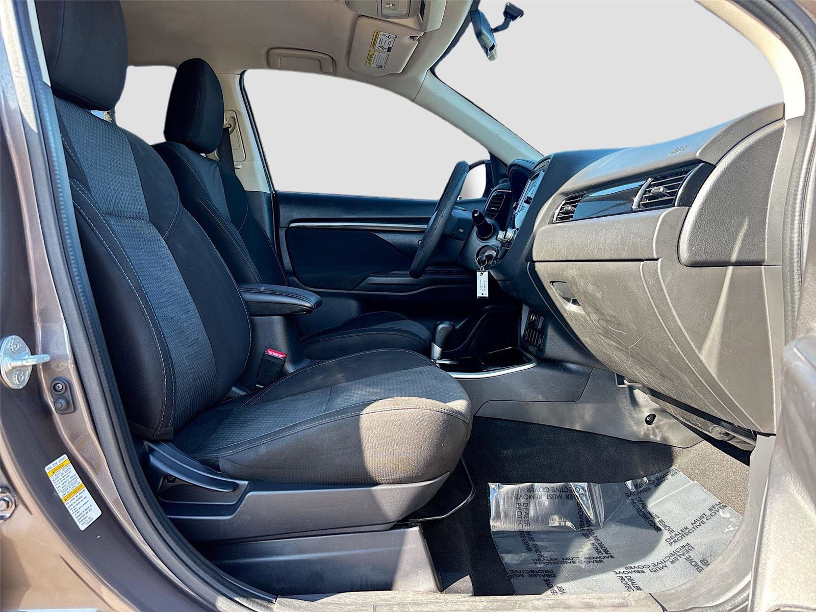 Used 2020 Mitsubishi Outlander ES image 27