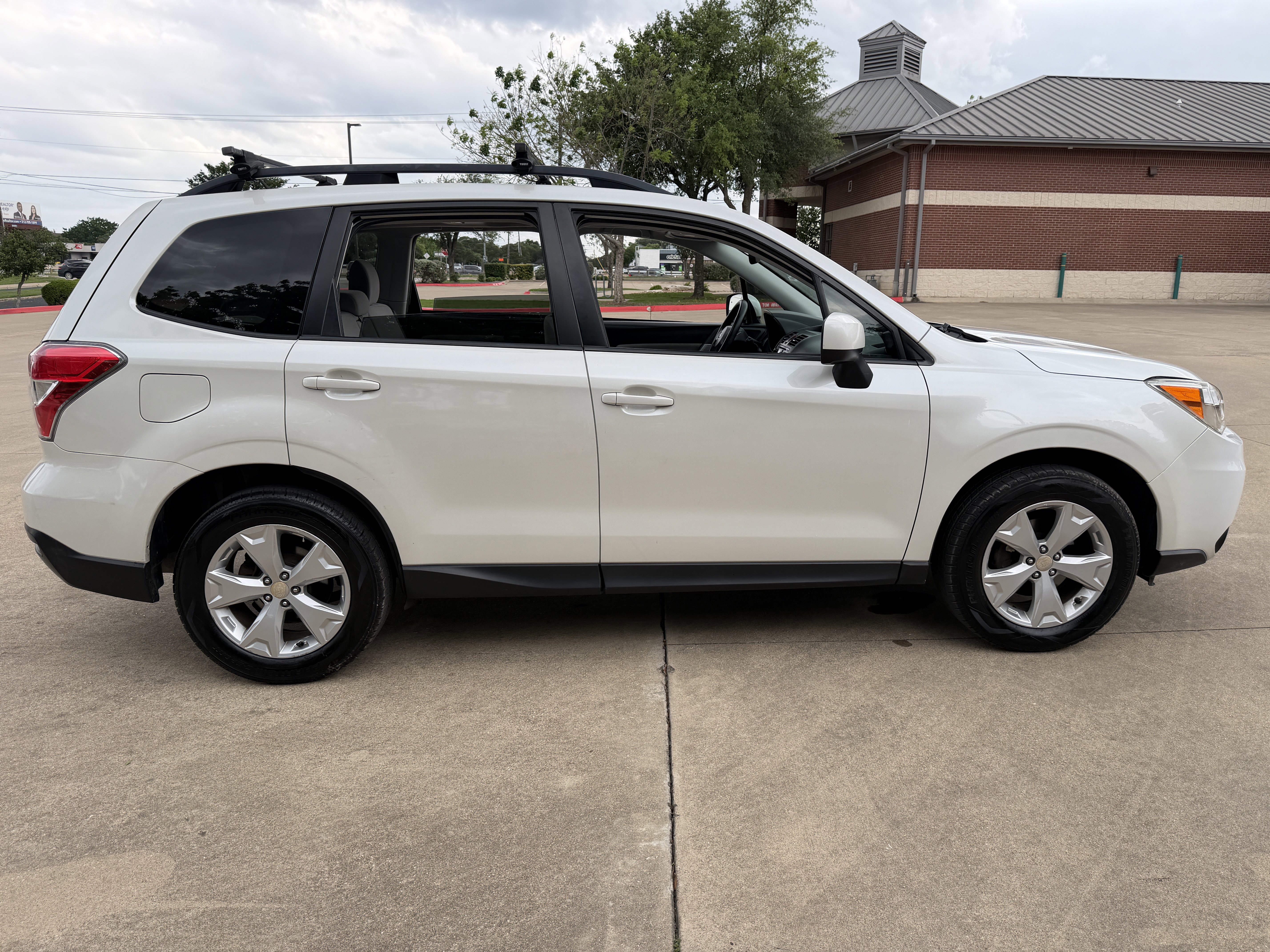 Used 2015 Subaru Forester 2.5i Premium w/ Popular Package #2 AWD/4WD image 8