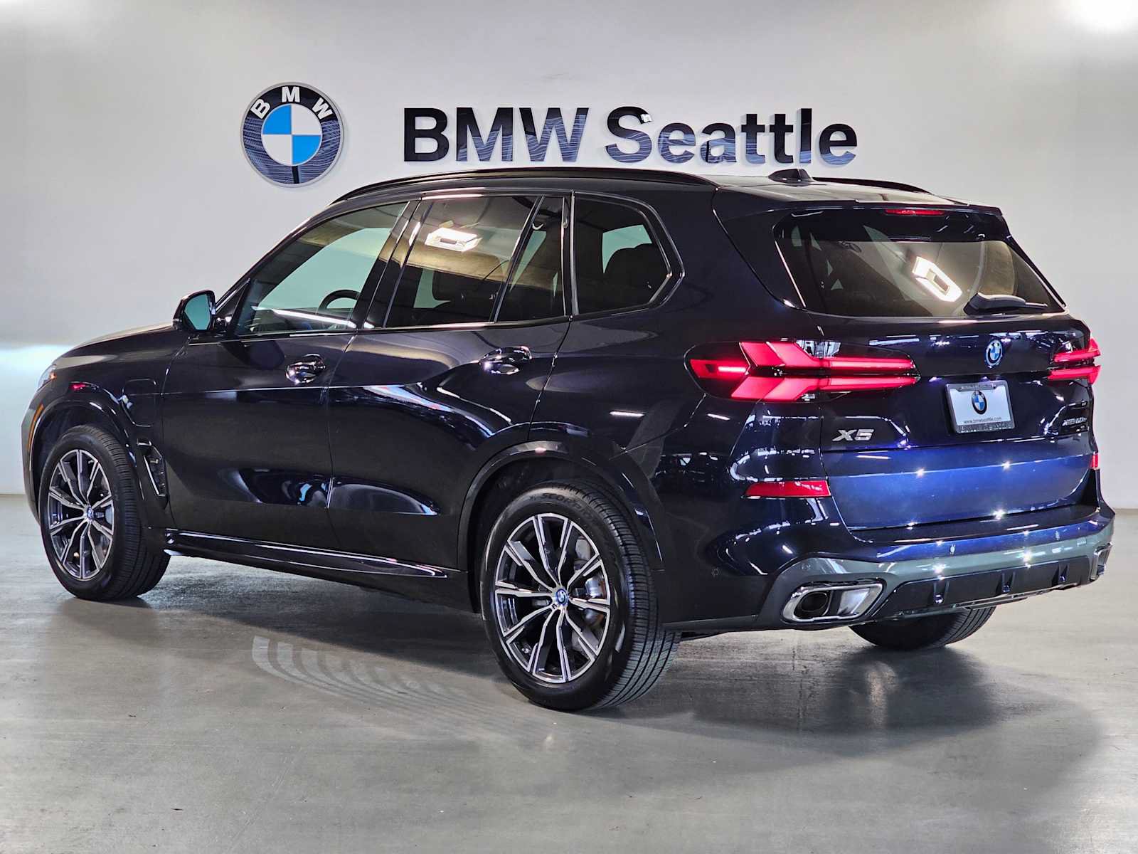 Used 2024 BMW X5 xDrive50e w/ M Sport Package AWD/4WD image 4