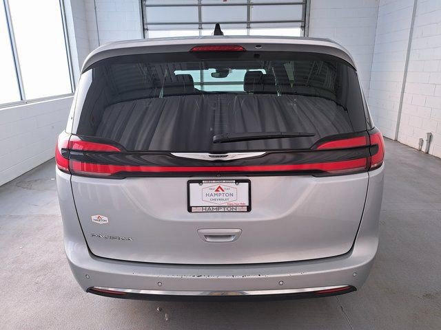 Used 2024 Chrysler Pacifica Touring-L FWD image 6