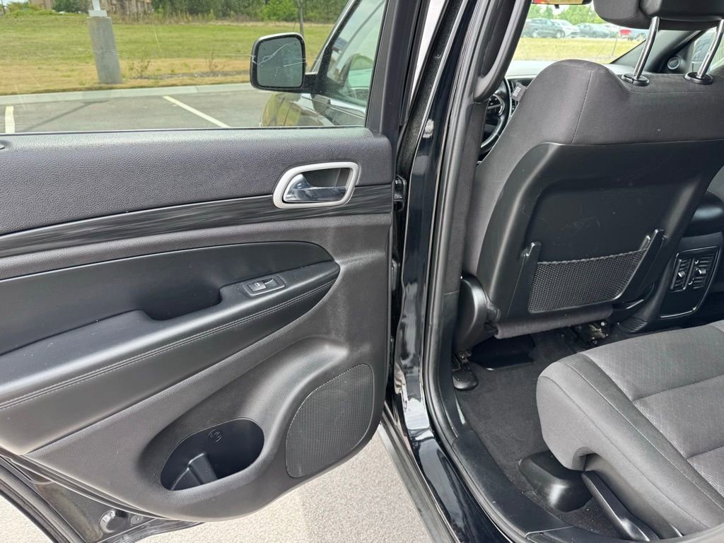 Used 2020 Jeep Grand Cherokee Laredo AWD/4WD image 28