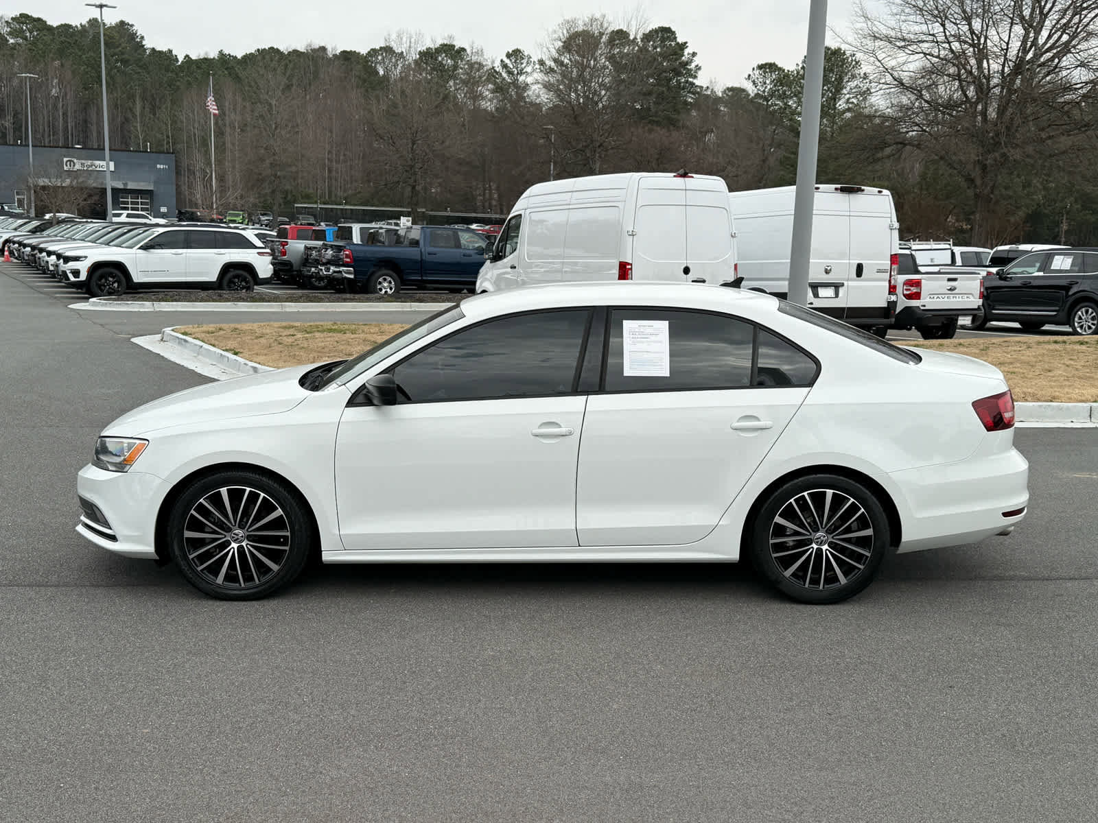 Used 2016 Volkswagen Jetta Sport image 2