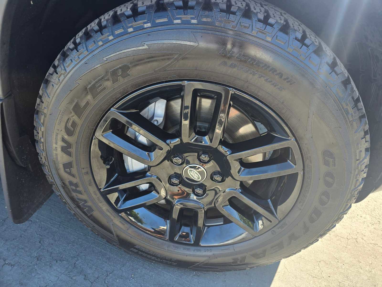 Used 2023 Land Rover Defender 130 SE image 9