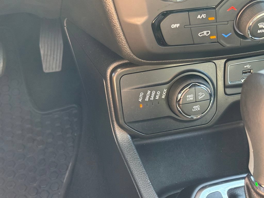 Used 2023 Jeep Renegade Trailhawk w/ Trailhawk Elite Group AWD/4WD image 38