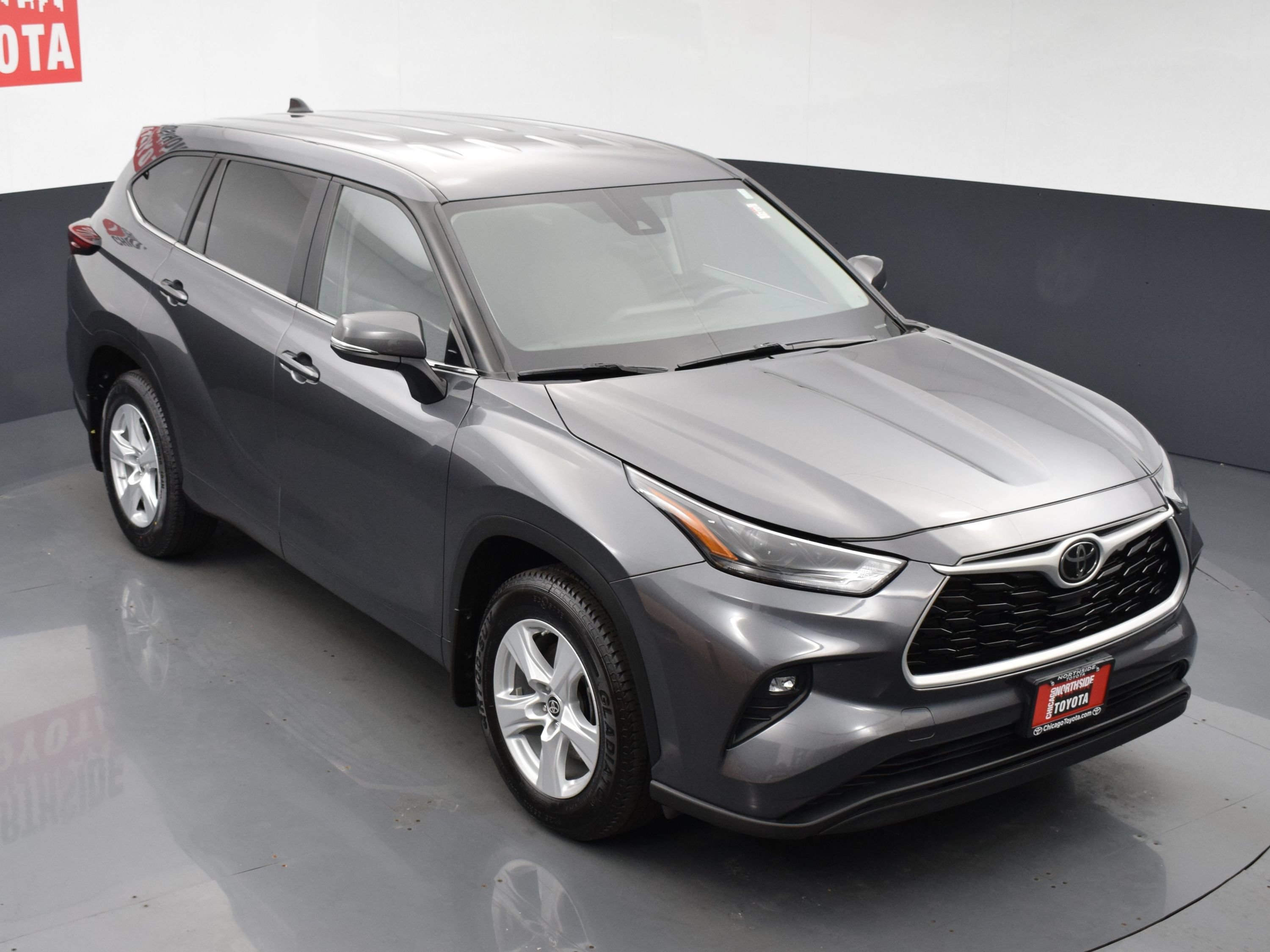 Used 2024 Toyota Highlander LE AWD/4WD image 24