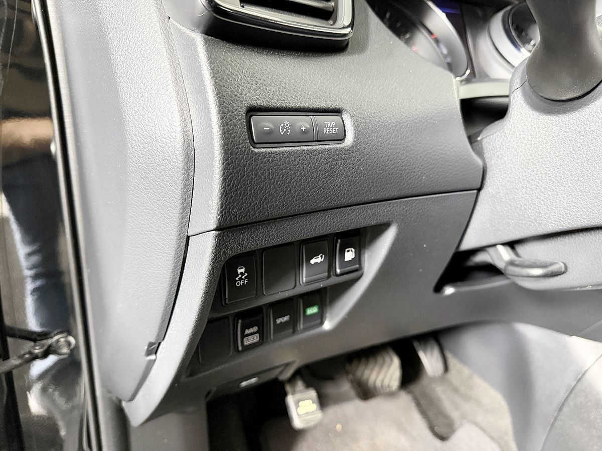 Used 2018 Nissan Rogue SV image 25