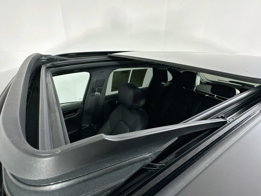 Certified 2023 Porsche Cayenne AWD/4WD image 14