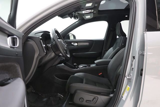 Used 2025 Volvo XC40 B5 Plus AWD/4WD image 16