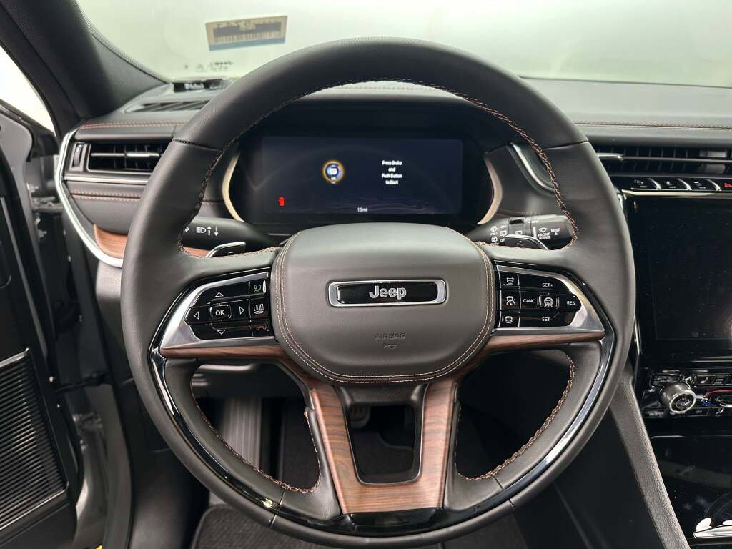 New 2025 Jeep Grand Cherokee Summit w/ Luxury Tech Group V image 23