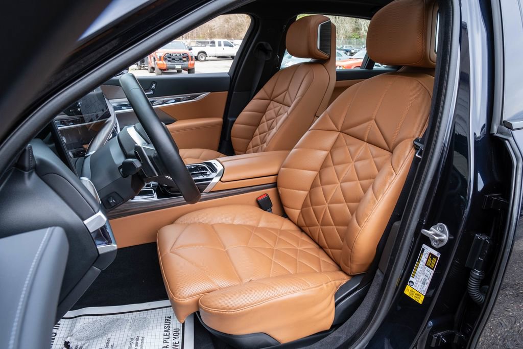 Used 2023 BMW 740i w/ Parking Assistance Package image 15