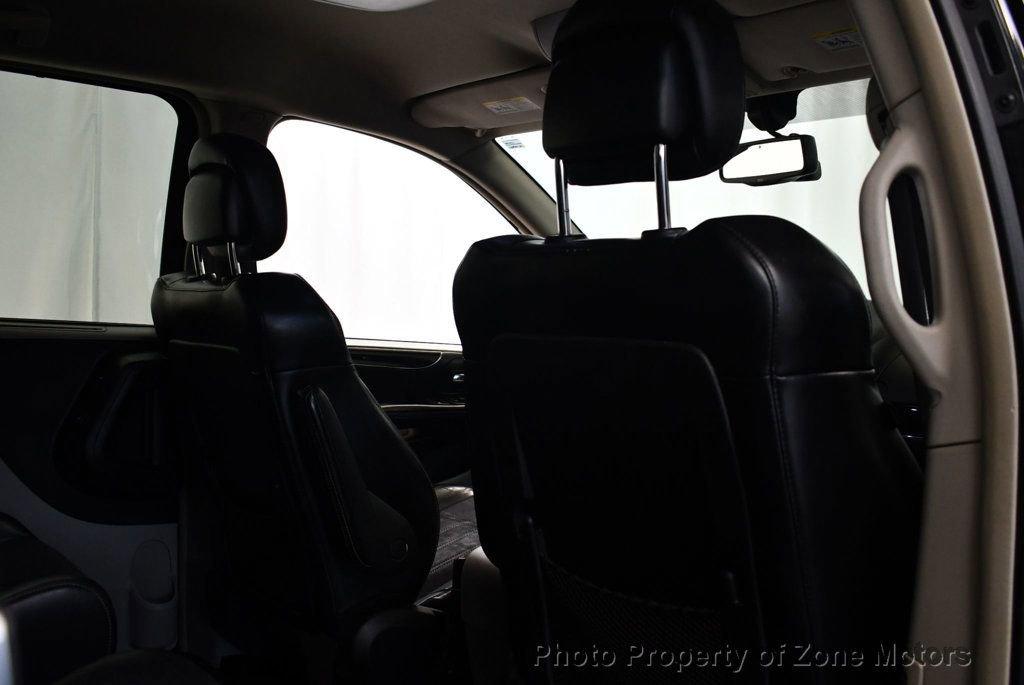 Used 2014 Chrysler Town & Country Touring-L image 15