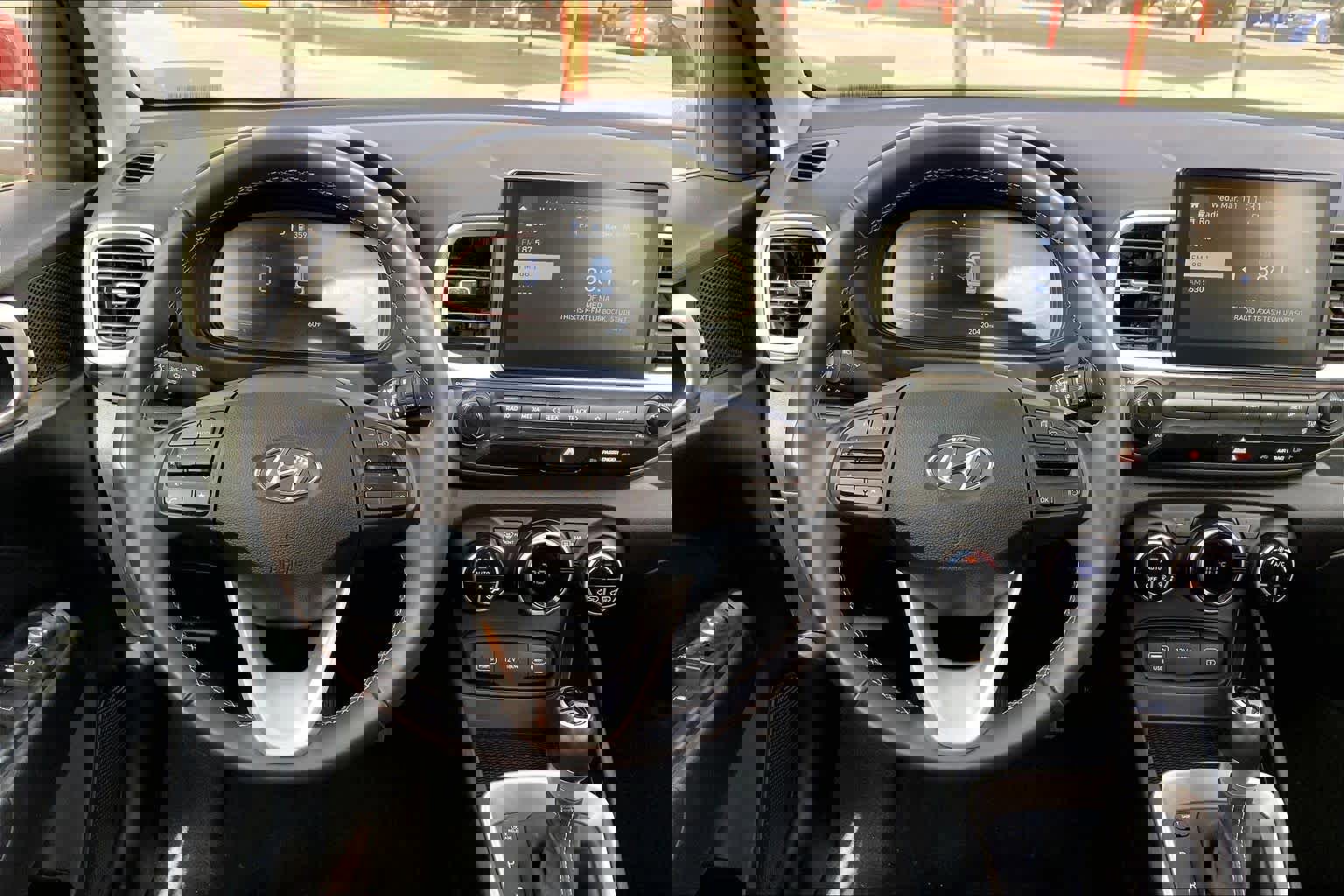 Used 2025 Hyundai Venue SEL image 6