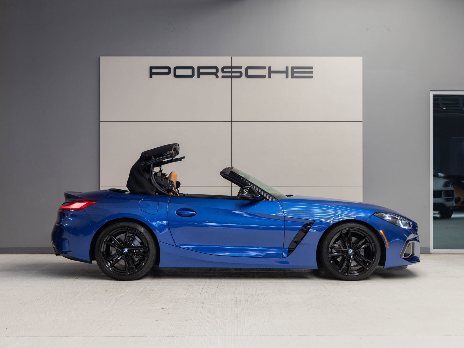 Used 2023 BMW Z4 sDrive30i w/ Shadowloine Package image 9