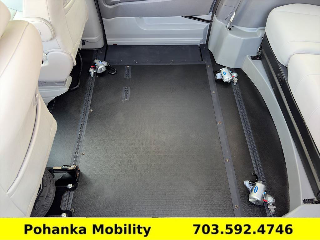 Used 2020 Toyota Sienna XLE w/ XLE Navigation Package FWD image 33