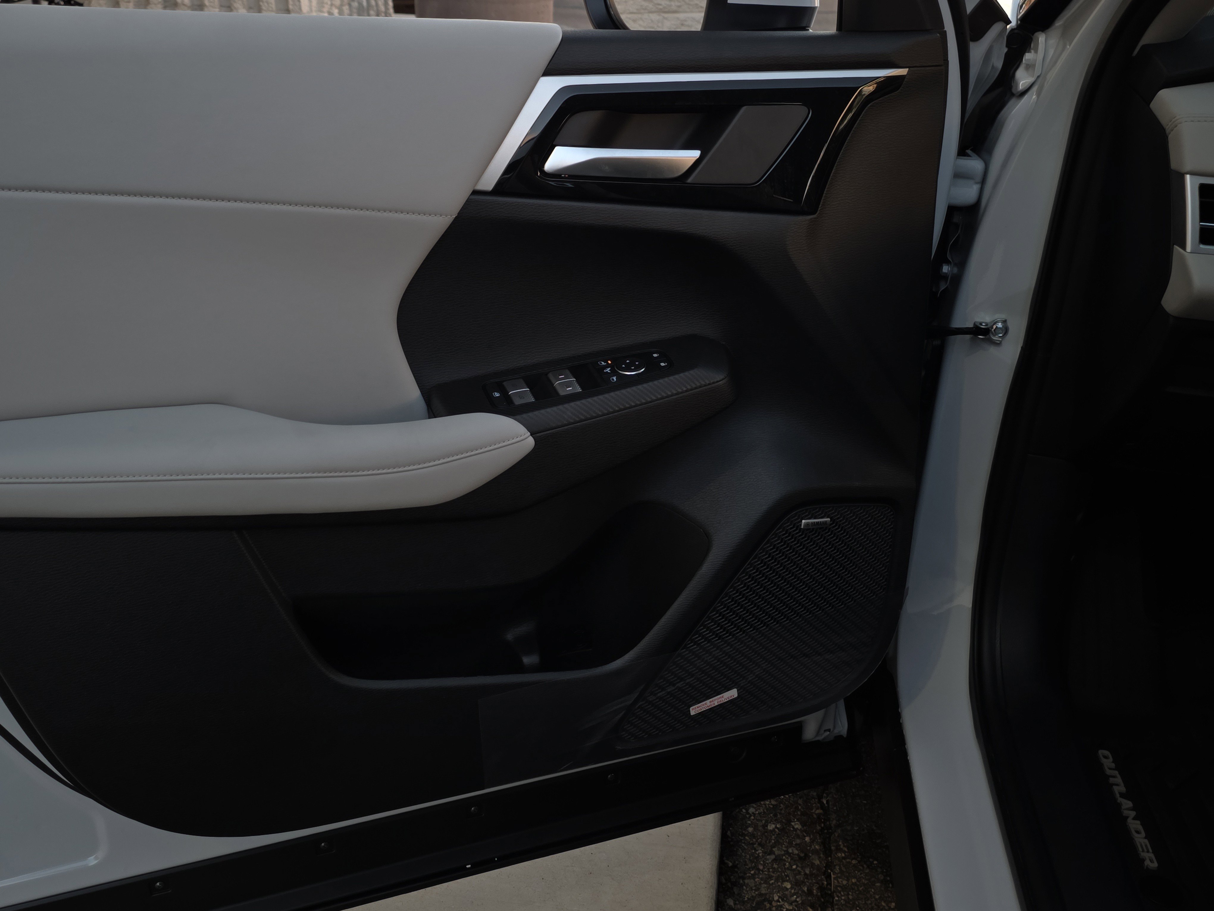New 2025 Mitsubishi Outlander SE image 6