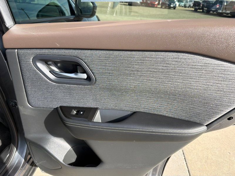 Used 2022 Nissan Rogue SV AWD/4WD image 14